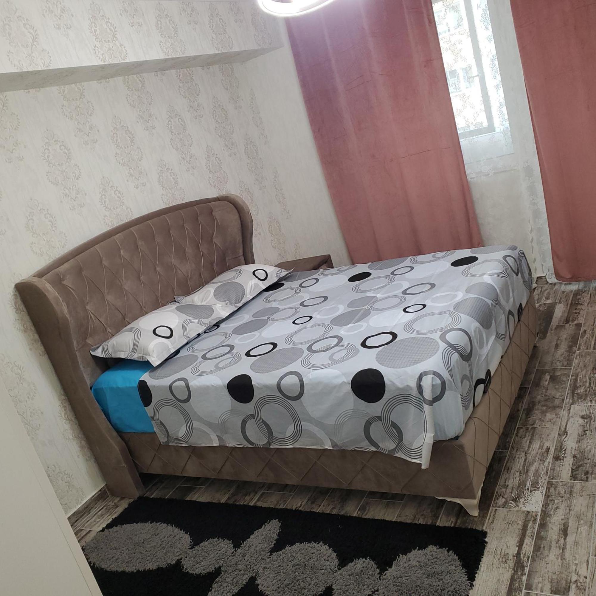 Luxury Bacovia דירה באקאו